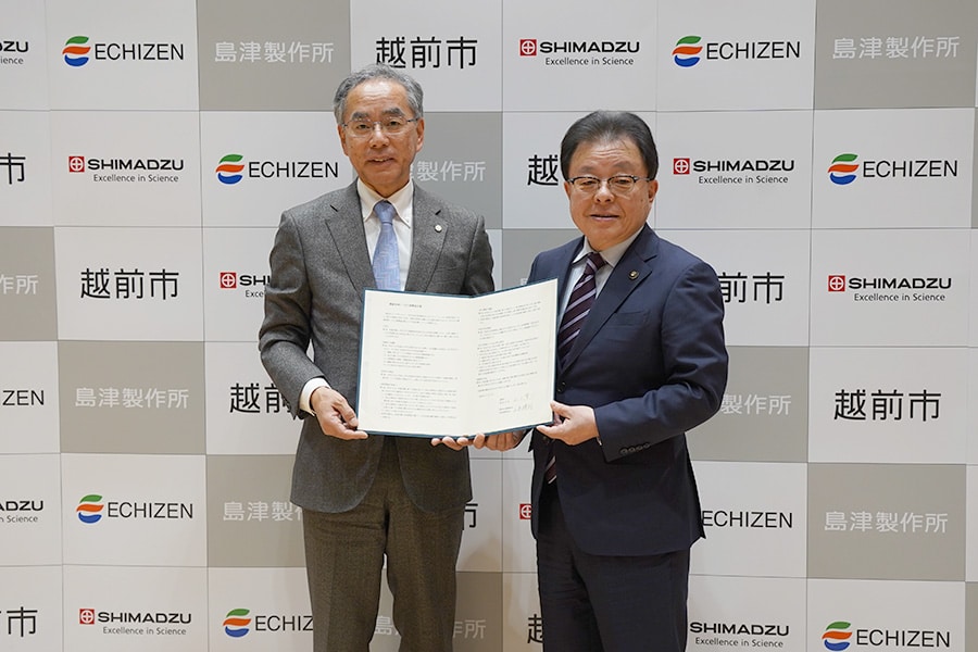 De izquierda a derecha: Yasunori Yamamoto, presidente de Shimadzu Corporation; Kenichi Yamada, alcalde de la ciudad de Echizen