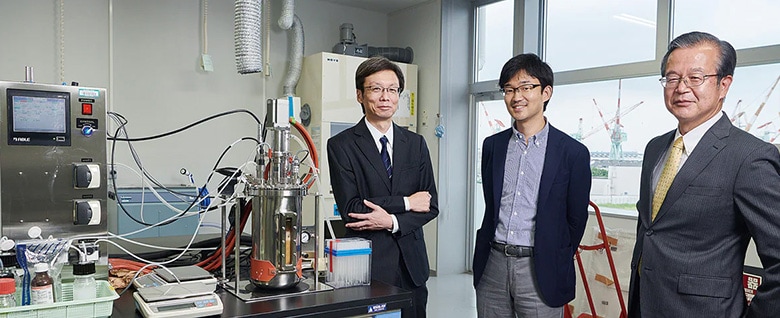 From left to right: Yoshihide Yachi, General Manager of the Carbon Neutral Endeavor, Zeon Corporation; Tomokazu Shirai, Senior scientist, Cell Factory Research Team, RIKEN Center for Sustainable Resource Science; and Misao Hiza, Advisory Fellow, Research and Advanced Development Division, The Yokohama Rubber Co., Ltd.