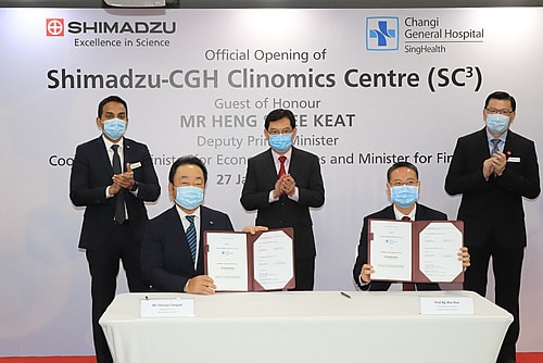 Deputy Prime Minister Heng Swee Keat witnessed the signing of the Research Collaboration Agreement between Changi General Hospital (CGH) and Shimadzu (Asia Pacific) by Prof Ng Wai Hoe, CGH CEO (second from right) and Mr Tetsuya Tanigaki, Shimadzu (Asia Pacific) Managing Director (second from left). The signing was also witnessed by Adj Assoc Prof Siau Chuin, CGH Chairman, Medical Board (extreme right), and Mr Prem Anand, Shimadzu (Asia Pacific) Executive Officer and Senior General Manager (extreme left).