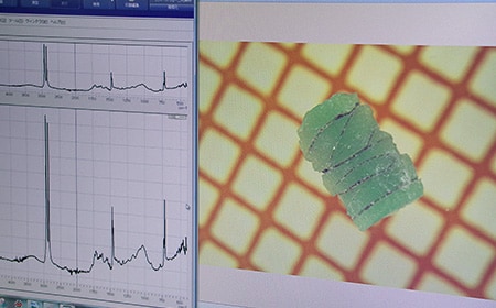 IR spectrum (left) and photo of sample measurements (right)
