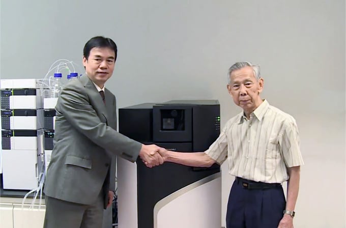 The unveiling ceremony of LCMS-9030 (right: Prof. Wang Guanghui)