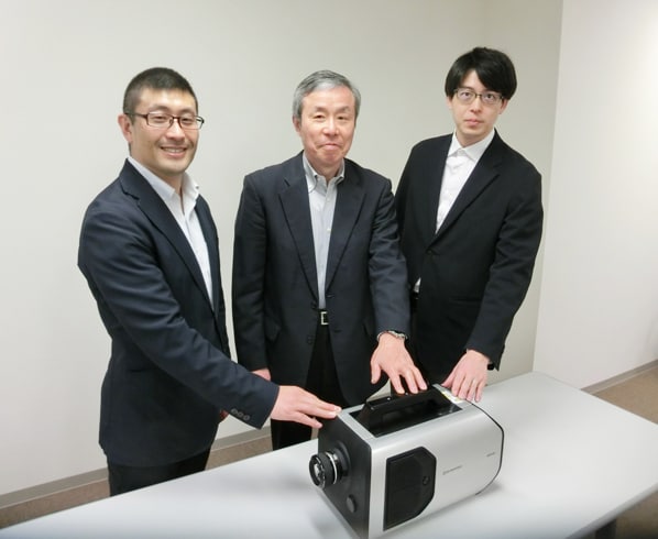 Profesor Rihito Kuroda (izquierda), Profesor Shigetoshi Sugawa (centro) y Profesor Adjunto Takezo Mawaki del New Industry Creation Hatchery Center de la Universidad de Tohoku