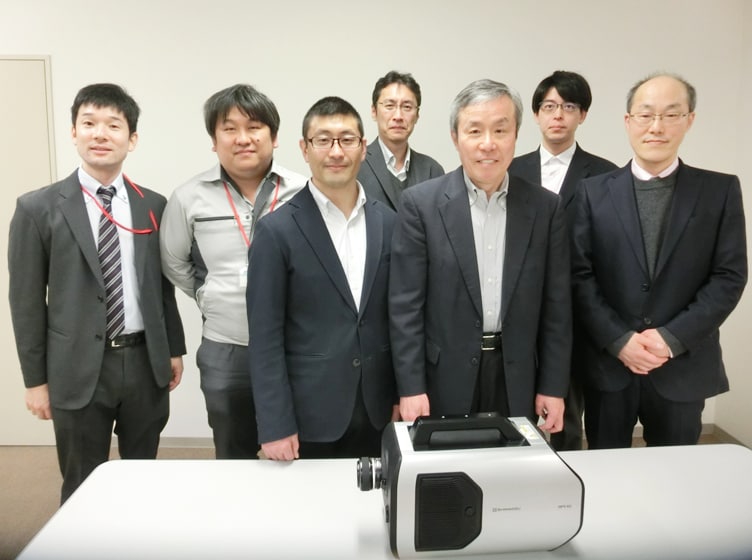 Profesor Sugawa, profesor Kuroda, profesor adjunto Mawaki y miembro del equipo de desarrollo de productos de Shimadzu con el nuevo HyperVision HPV-X3