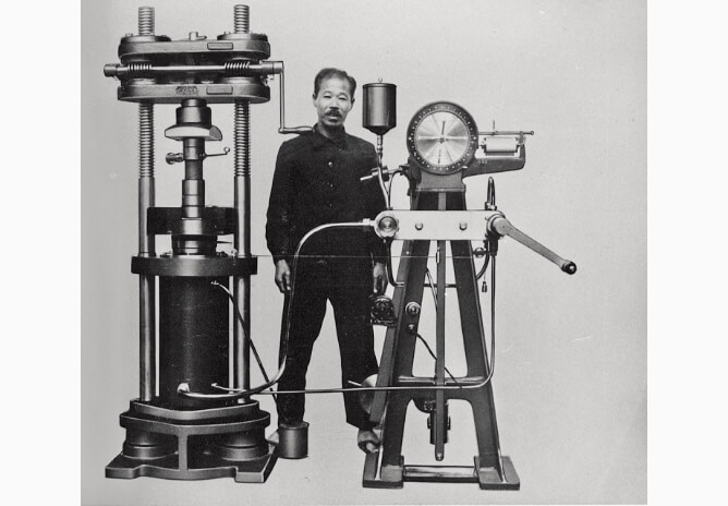 Amsler-type hydraulic-pressure tester