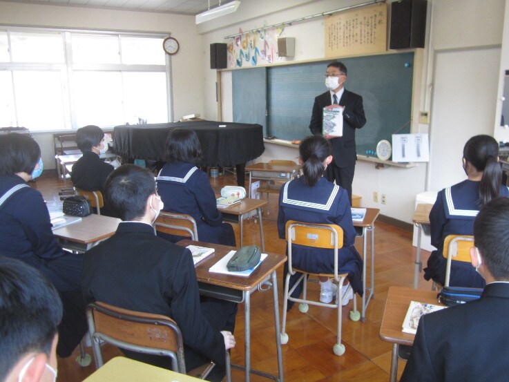 Distributing the Shimadzu Notebooks at the Teshima Junior High School in Tonosho Town
