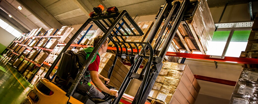 Forklift : SHIMADZU CORPORATION Forklift : SHIMADZU CORPORATION
