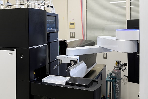 Photo: Robot-compatible LC Unit in Autonomous Lab System