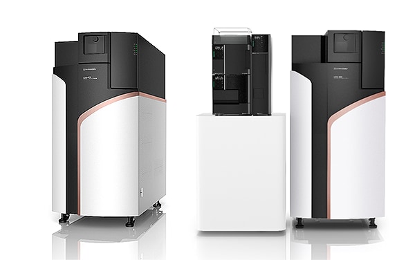  (Left) LCMS-9050 Quadrupole Time-of-Flight (Q-TOF)Mass Spectrometer (Right) Example of LCMS-9050 Combined with Nexera Ultra High Performance Liquid Chromatograph