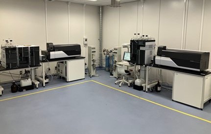 El laboratorio ABiS recientemente inaugurado. (Izquierda: espectrómetro de masas con cromatógrafo de fluidos supercríticos SFC-LCMS-8060NX; Derecha: espectrómetro de masas con cromatógrafo de líquidos de alto rendimiento LCMS-8060NX)