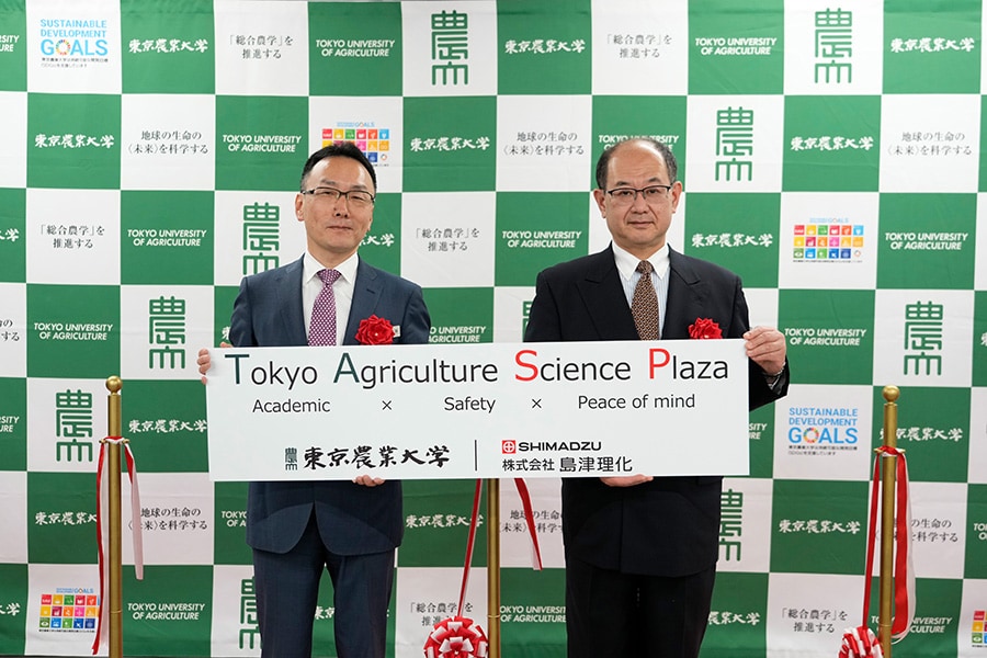 De izquierda a derecha, Izumi Nakai, presidente de Shimadzu Rika, y Fumio Eguchi, presidente de la Universidad de Agricultura de Tokio.