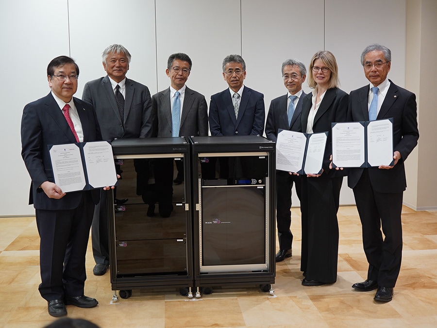 From the left, Dr. Makoto Gonokami, President, RIKEN ; Dr. Koichiro Tanaka, Director, RIKEN Center for Advanced Photonics (RAP) ; Prof. Hidetoshi Katori, Graduate School of Engineering, University of Tokyo / Team Director, Spacetime Engineering Research Team, RIKEN ; Dr. Takashi Usuda, Senior Executive Officer, National Institute of Advanced Industrial Science and Technology (AIST), Director of the National Metrology Institute of Japan (NMIJ), Secretary of the CIPM ; Takahiro Nishimoto, Managing Executive Officer＆CTO, Shimadzu Corporation ; Dr. Annette Koo, Director, International Bureau of Weights and Measures (BIPM) ; Yasunori Yamamoto, President & CEO, Shimadzu Corporation
