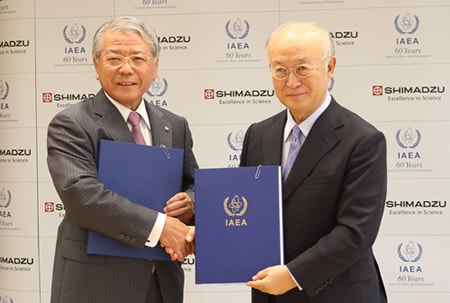 Shimadzu Corporation Chairman Akira Nakamoto (left) and IAEA Director General Yukiya Amano