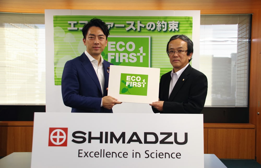 Left: Shinjiro Koizumi, Minister of the Environment, Right: President Ueda Accreditation ceremony (October 21, 2020)