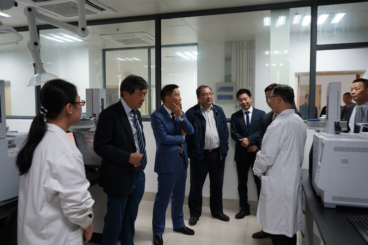 A laboratory tour was conducted by Zhou Songyu.