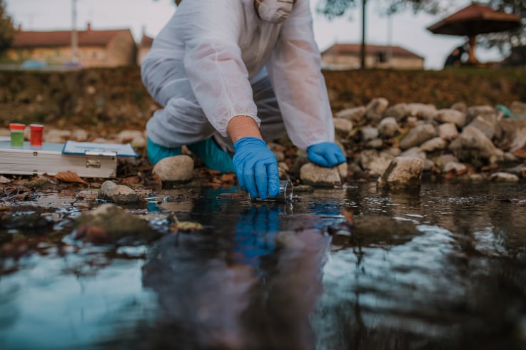 Imagen de toma de muestra de un río