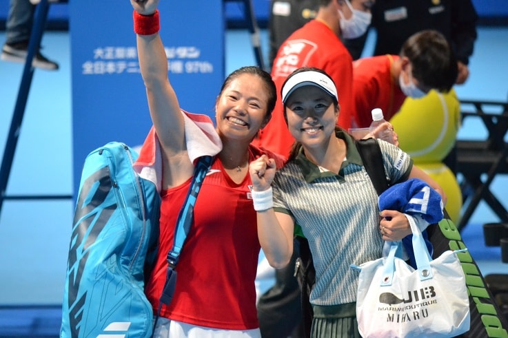 Akiko Omae and Imanishi smiling after winning the championship.