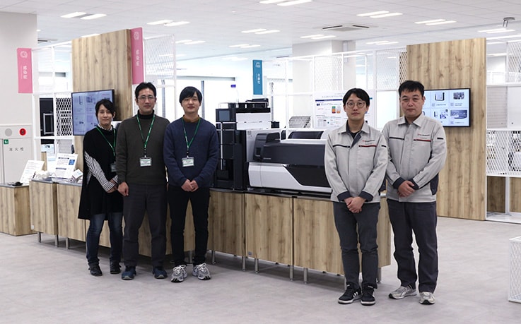 Joint research was conducted by (from far left) Miki Matsui (clinical fellow), Hironori Kobayashi M.D., and Tsubasa Ohguni (clinical laboratory technician) of Shimane University. Takanari Hattori (MS Business Unit) and Tetsuo Iida (Solutions Center of Excellence) of Shimadzu.