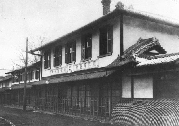 Kiyamachi Head Office Building with the “Circle Crossed” Emblem