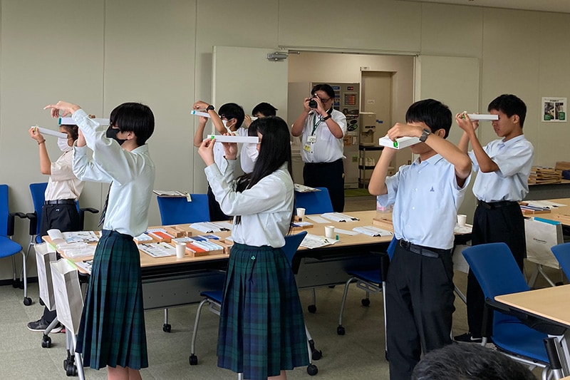 Observación de espectros utilizando un espectrómetro fabricado con papel