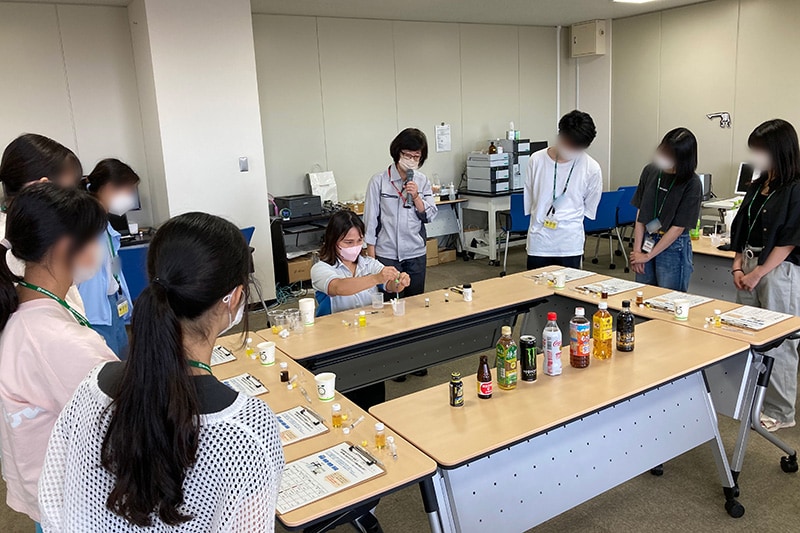 Mide la cantidad de cafeína en las bebidas.
