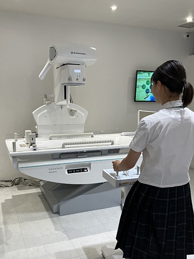 Operar el instrumento con palancas.