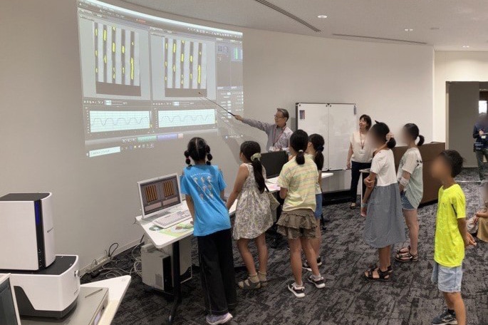 Los niños se sorprenden al ver los datos del CD-R hechos visibles