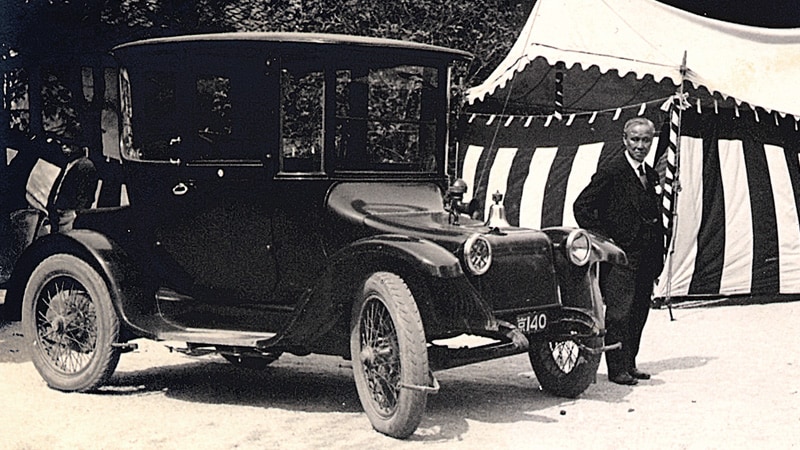 Genzo Shimadzu Jr. and his Detroit Vehicle  (Photo provided by: GS Yuasa International Ltd. )