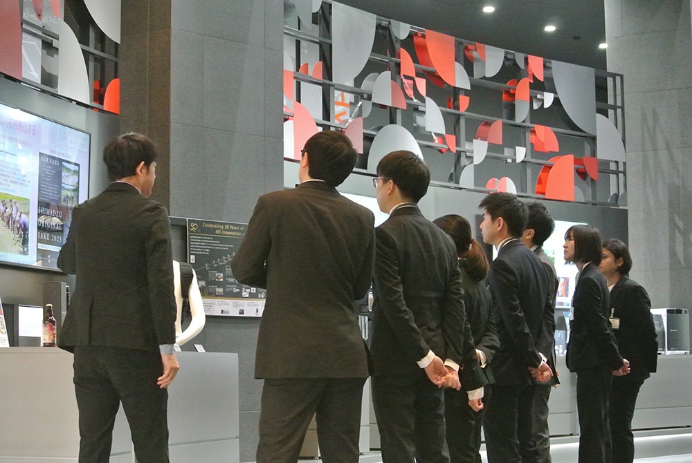 Introducción a la historia y la tecnología de Shimadzu en el rincón de exposiciones del primer piso