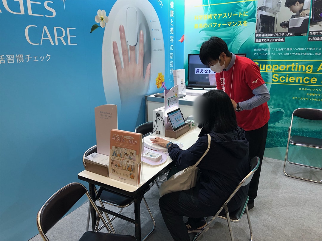 Placing their fingertips on the machine for the measurement.