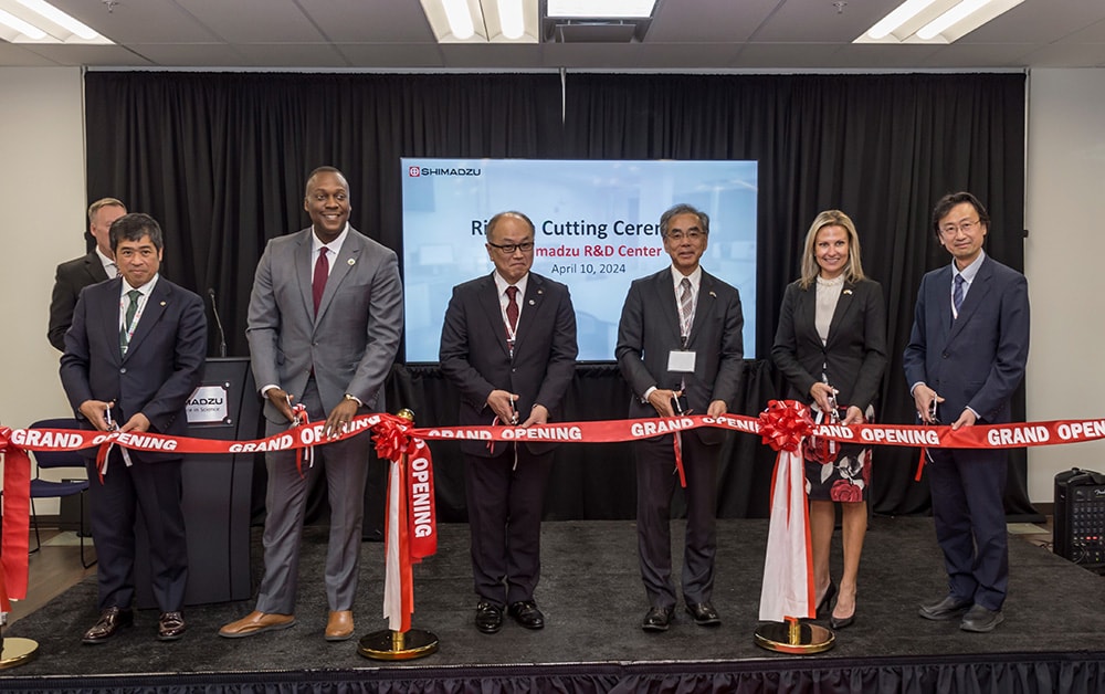 开幕式剪彩岛津总裁山本靖则位于右侧第三位，SSI 总裁前田义明位于右侧第四位。