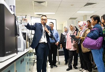 El personal de SAP explicó las soluciones de Shimadzu para el análisis de pesticidas residuales y PFAS