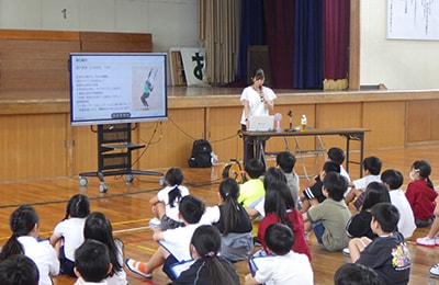 Komokata gave a lecture at an elementary school in Mie Prefecture about her career and the Deaflympics. Afterward, children lined up to ask for her autograph