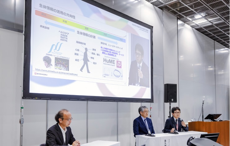 Manager Kenji Kimura (far right), Startup Incubation Center, Shimadzu Corporation