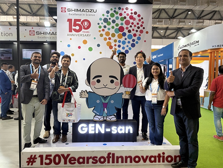 Taking a photo with GEN-san, a character inspired by Founder Genzo Shimadzu Sr.