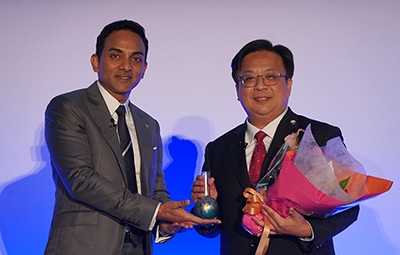 Dr. Lim Tze Peng (right)