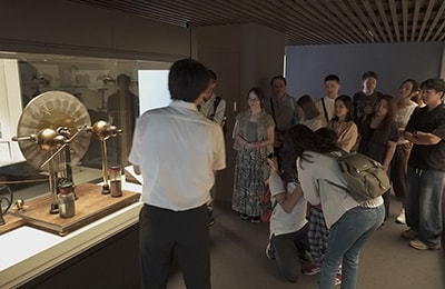 The exhibit on the left is the Wimshurst electrostatic generator built in 1884 by Umejiro Shimadzu (later known as Genzo Shimadzu Jr.), the son of Shimadzu’s founder Genzo Shimadzu, when Umejiro was only 15 years old.