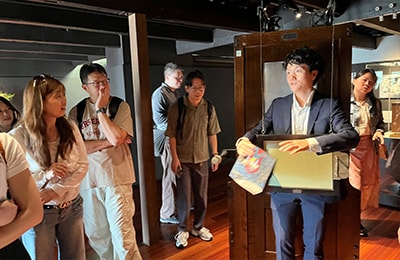 The exhibit on the right is the DIANA medical X-ray system Shimadzu released in 1918 