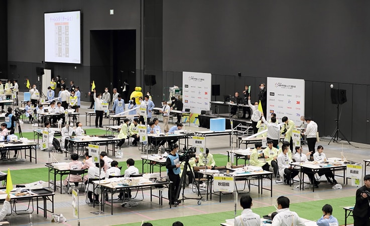 Competing in the “Slope, Bump, and Jump!” event while realizing the laws of physics