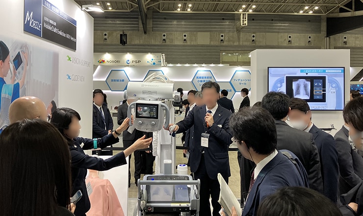 Mobile X-ray system equipped with a second monitor and 3D camera