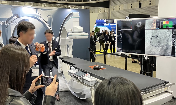 This product received the Red Dot Design Award 2024 in the Brands & Communication Design Division, Interface & User Experience Design category. Assuming the surgeon’s hands are not available during surgery, the system features new SMART Voice functionality that supports voice-activated operability.