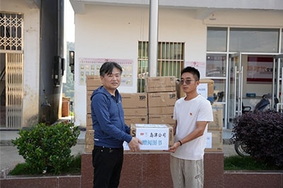 Ichiro Ogura (Left), SSL Vice Chairman, presents the books