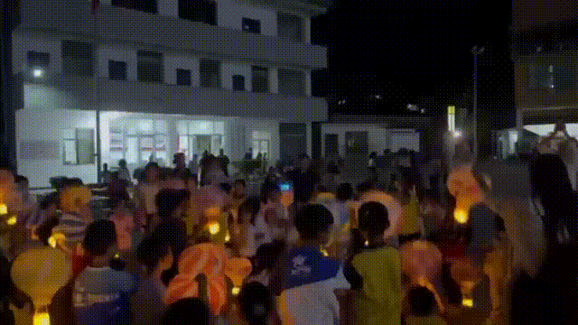 After sunset, they and the children lit up the square with balloon-shaped lights.