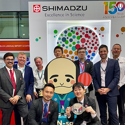 Taking commemorative photographs with “GEN-san”