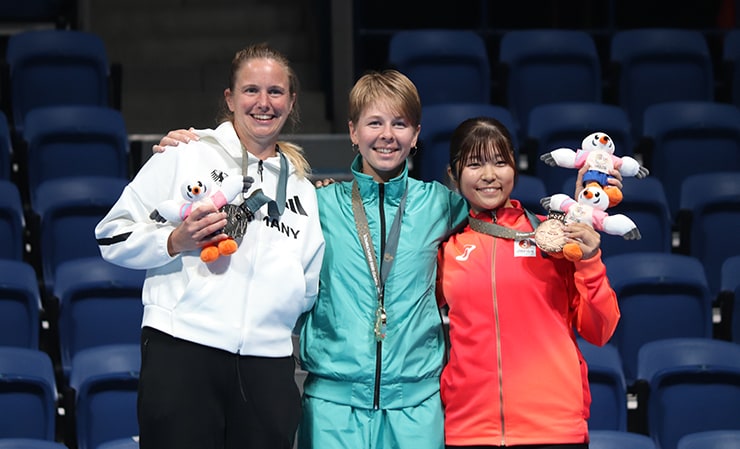 Singles awards ceremony. Komokata is on the far right. 