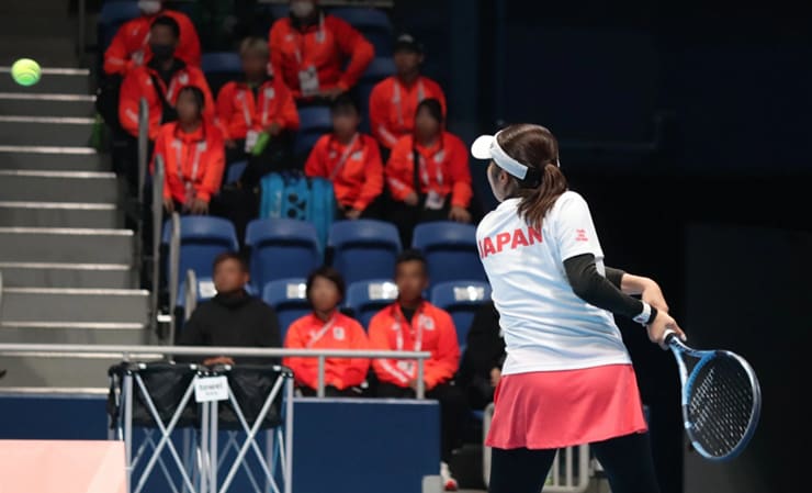 Komokata competing in a team shirt with “JAPAN” on the back 