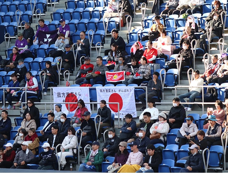 Employees of Shimadzu Corporation and members of the SHIMADZU Breakers team gathered at the venue to show their support.