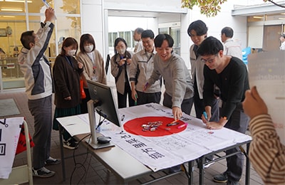 Employees wrote messages of support on a banner (at Shimadzu Corporation Head Office)