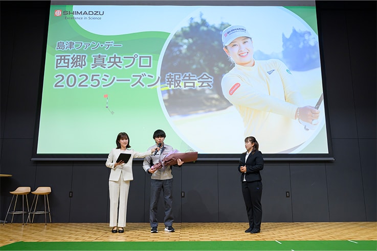 Bouquet Presentation to Mao Saigo