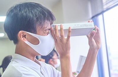 Spectroscopy Course: After learning about light and color using a handmade paper spectroscope, students analyze differences in the color of liquids such as tea and shaved-ice syrup using a spectrophotometer.