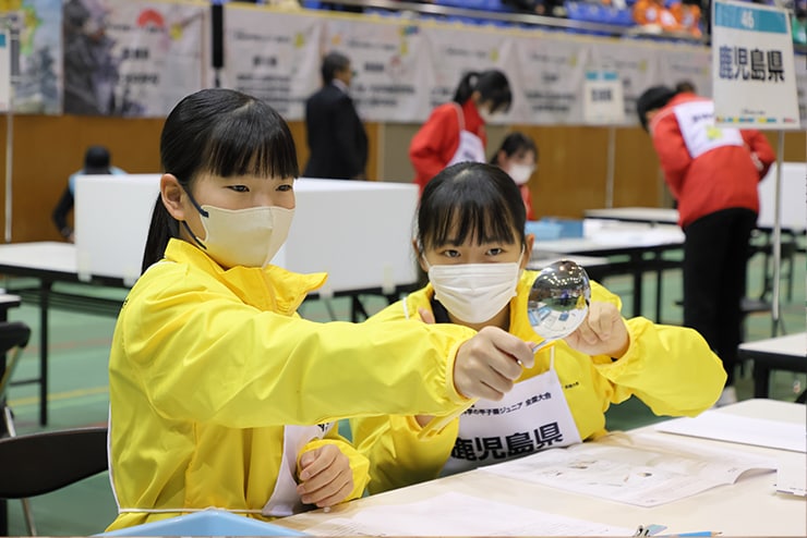 Hands-on Event 1 was titled “The World of Curved Mirrors.”